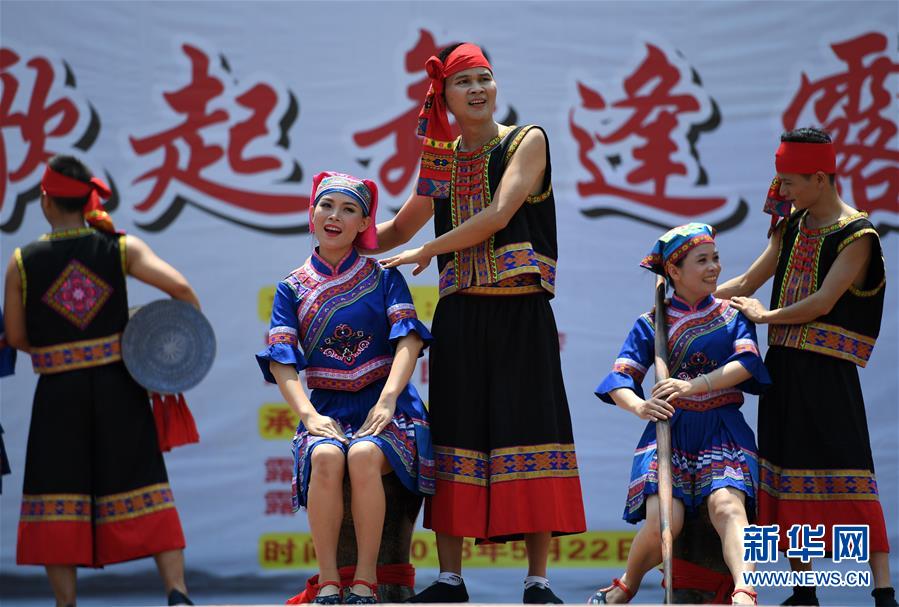 　5月22日，在广西宾阳县露圩镇，演员在表演节目《春到壮乡》。当日，广西宾阳县露圩镇“蓝衣壮”同胞和各族村民、游客一起，唱歌跳舞，欢庆一年一度的圩逢节。 “圩逢”节每年农历四月初八举行，是当地“蓝衣壮”同胞的传统节日，2014年入选广西壮族自治区级非物质文化遗产名录。 新华社记者 陆波岸摄